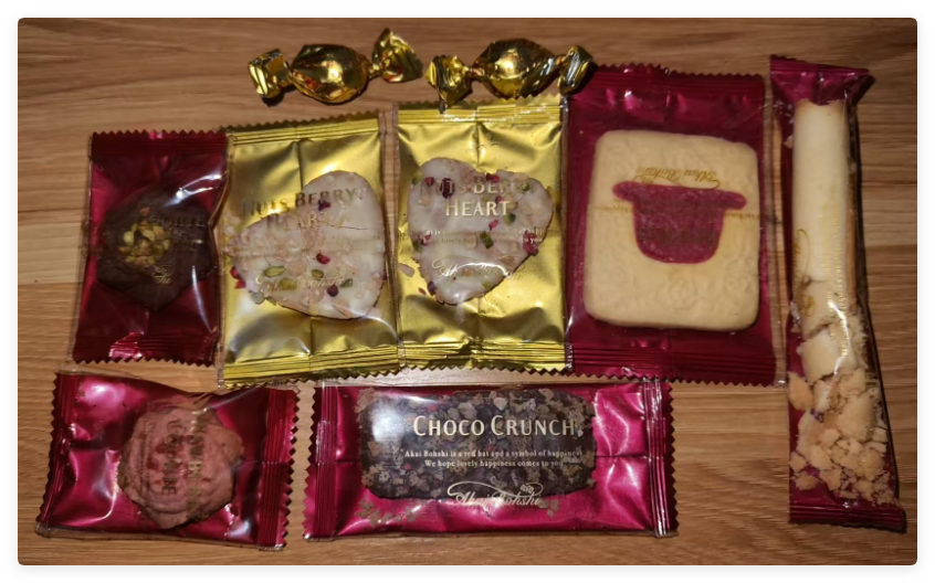 巧克力草莓饼干、白巧糖和已经压碎了的蛋卷 巧克力草莓饼干、白巧糖和已经压碎了的蛋卷