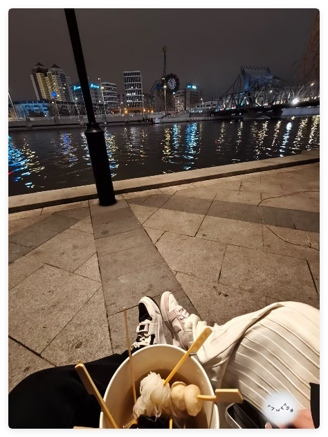 走累了坐长凳上歇歇 走累了坐长凳上歇歇