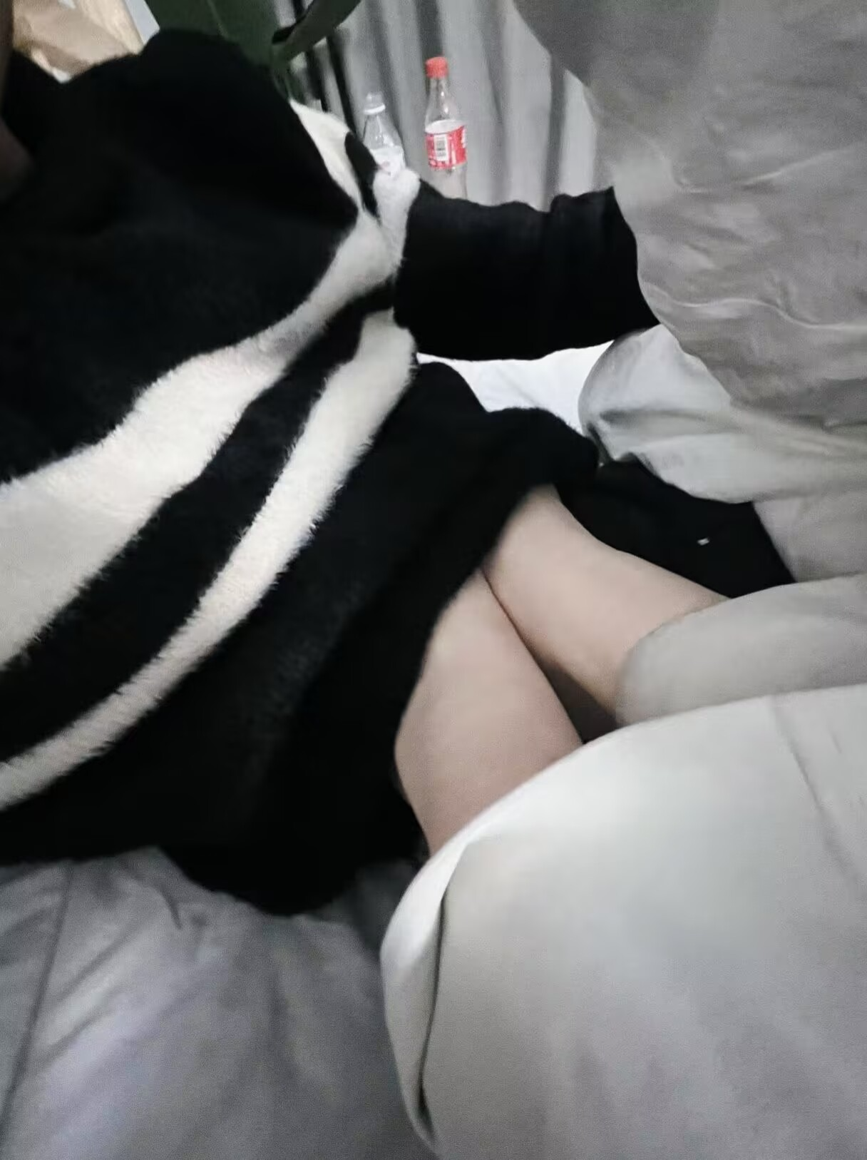 她的脚很冰,还好我没拉稀 她的脚很冰,还好我没拉稀