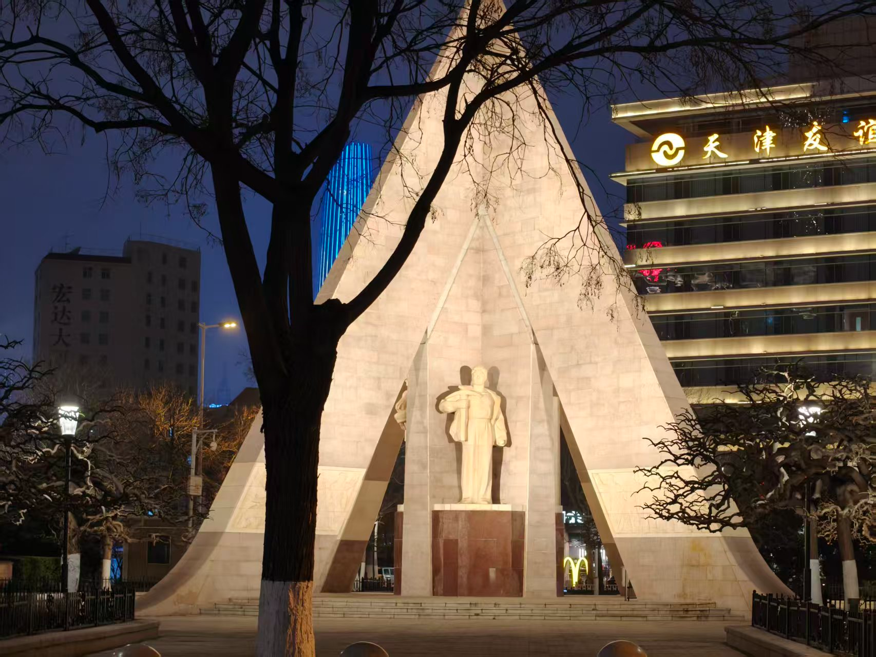 去年这个时候她路过这里给我拍过 去年这个时候她路过这里给我拍过