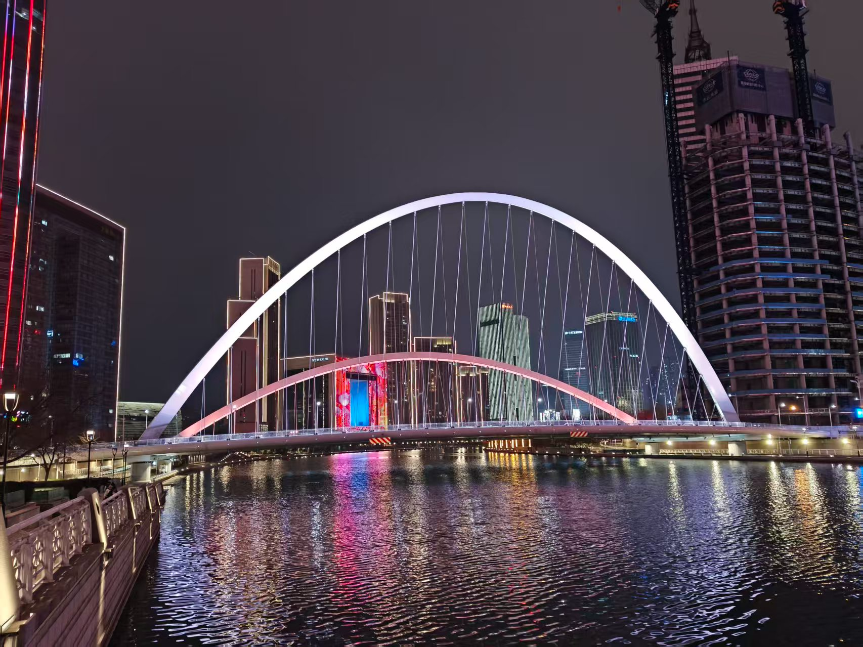 她说这个位置她拍照片给我看过,于是用我手机同样拍一张 她说这个位置她拍照片给我看过,于是用我手机同样拍一张