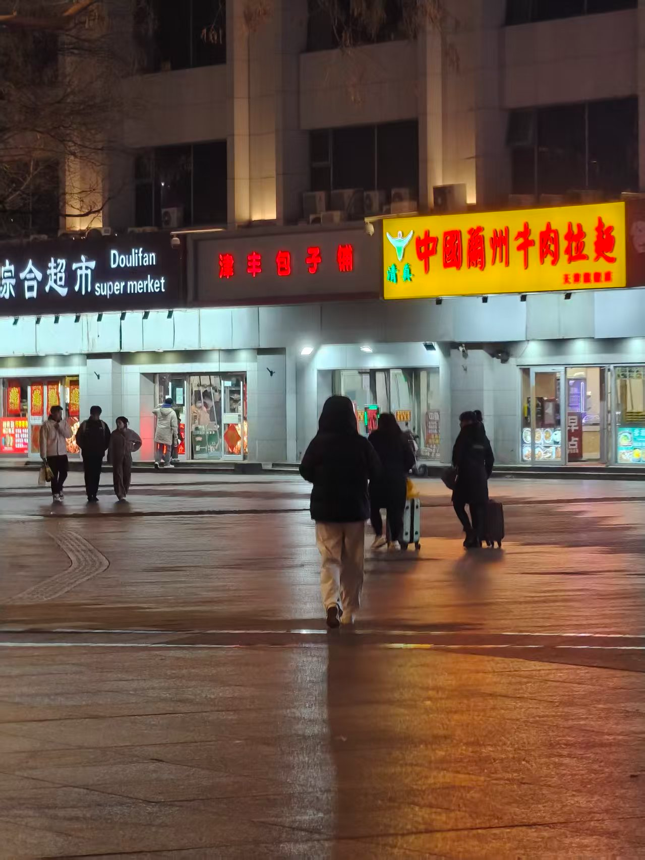 转身看了下她的背影 转身看了下她的背影